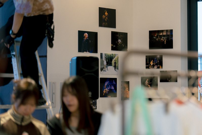 TOKUBAN 下北沢：店内に展示された写真を眺める来場者