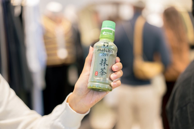TOKUBAN 下北沢：手に掲げられたお茶のボトル
