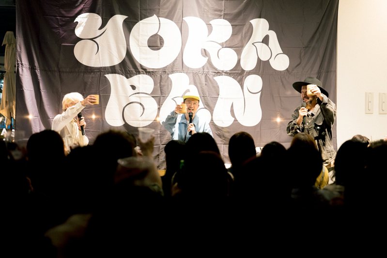 TOKUBAN 下北沢：来場者の向こうに並ぶトーク中の出演者