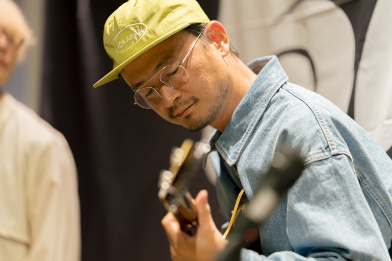 TOKUBAN 下北沢：演奏中に笑顔を見せる出演者