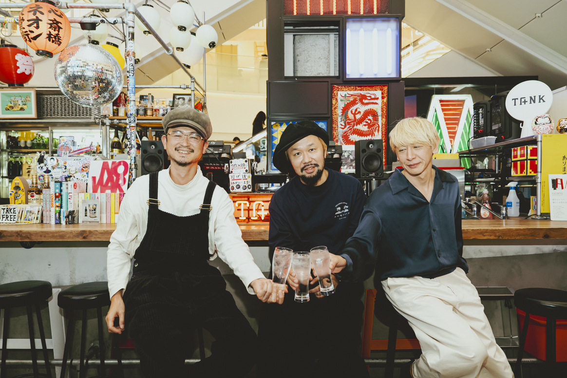 YOKABANを手がける3人が乾杯する様子