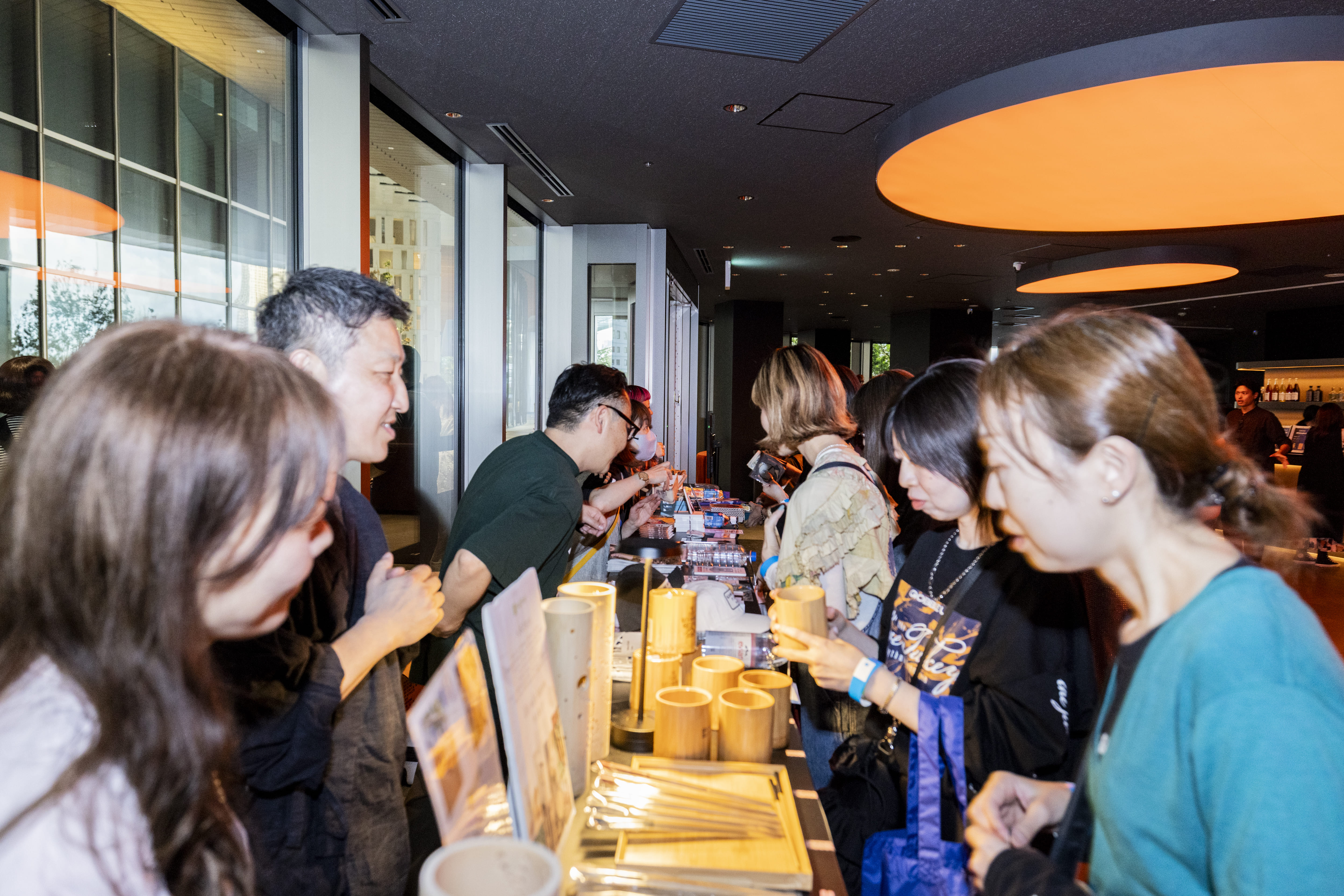 YOKABAN会場で竹カップを手にする来場者