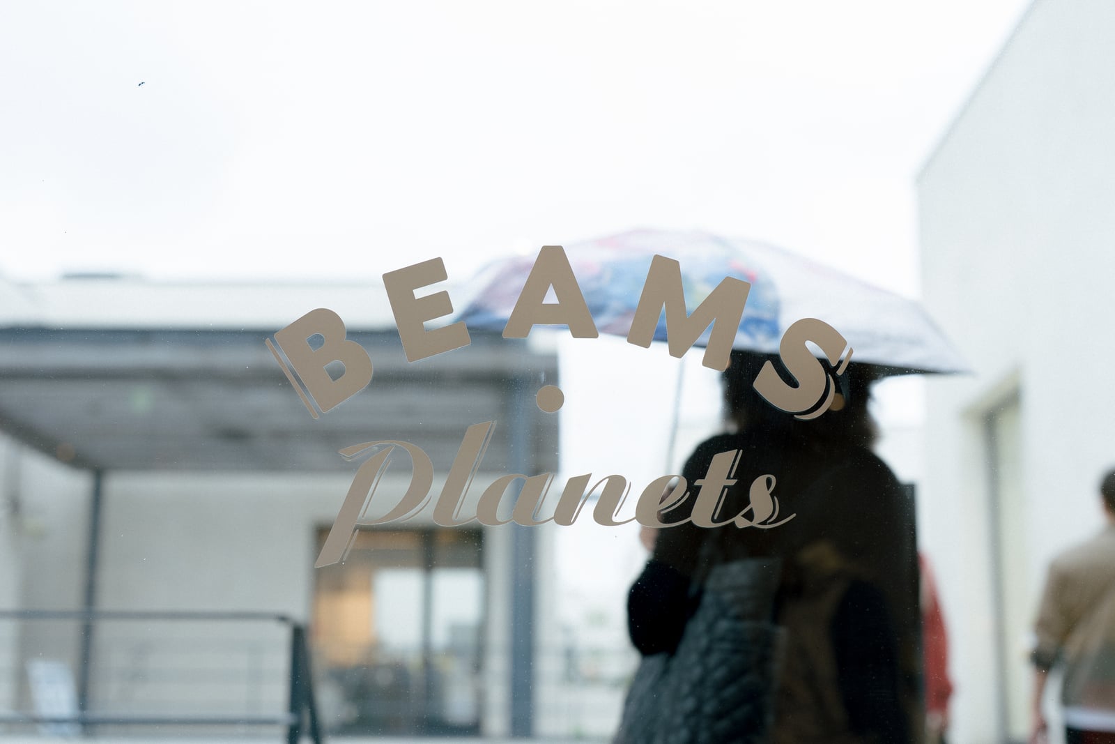 雨の向こうを映すBEAMS Planetsのガラス窓